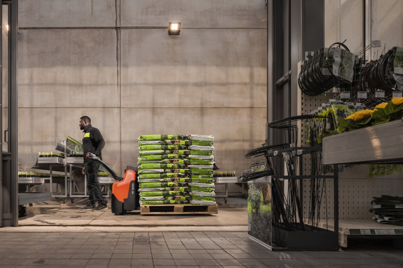operario moviendo sacos de tierra con una transpaleta eléctrica | Toyota Material Handling