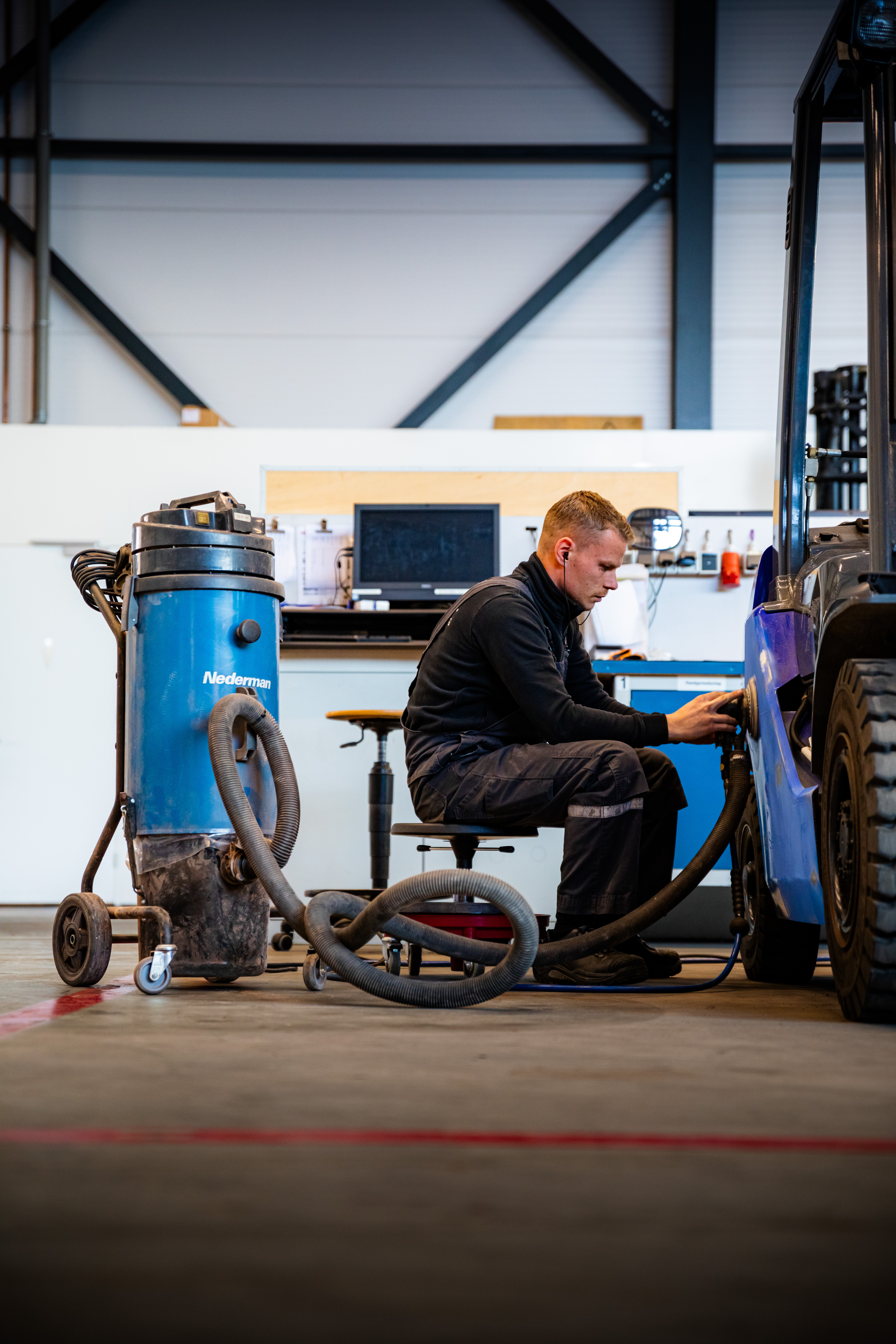 Service monteur aan het werk