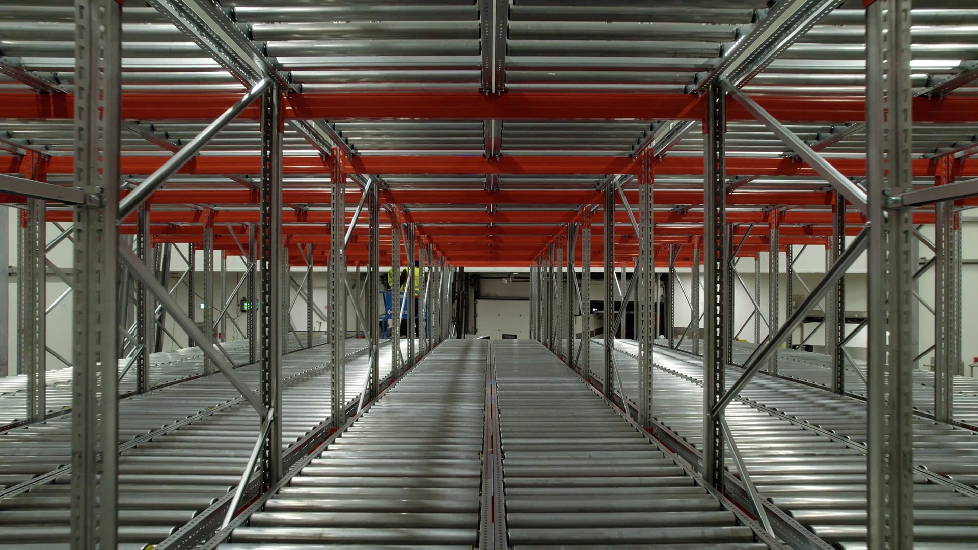 Leeg magazijn met doorrolstellingen