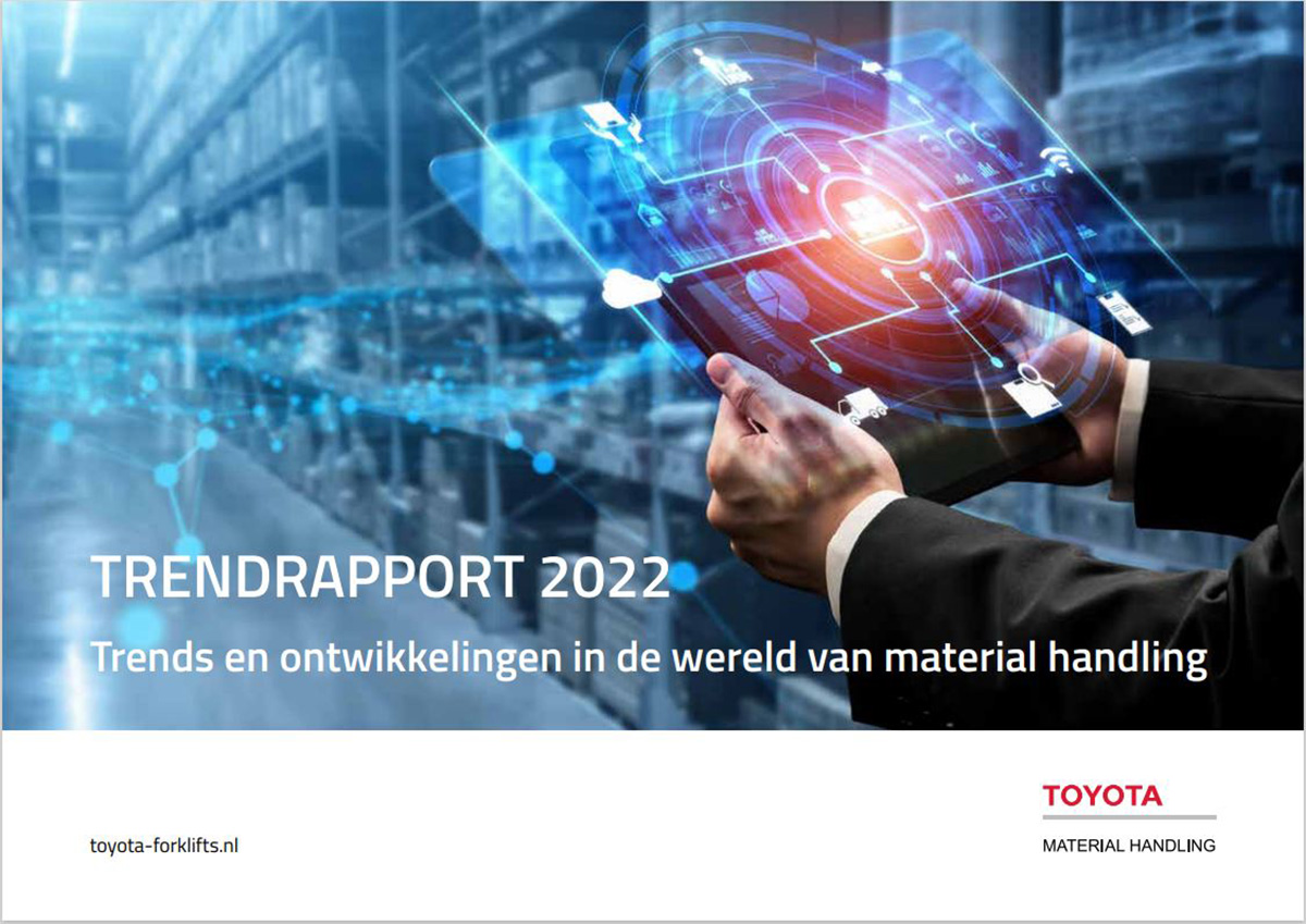 Medewerker houd tablet vast met magazijn op de achtergrond